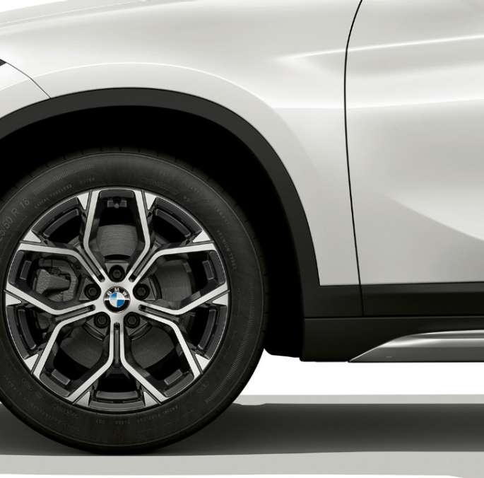 BMW X1, Model xLine, light-alloy wheel BMW X1, Model xLine, side view with close-up on light-alloy wheel