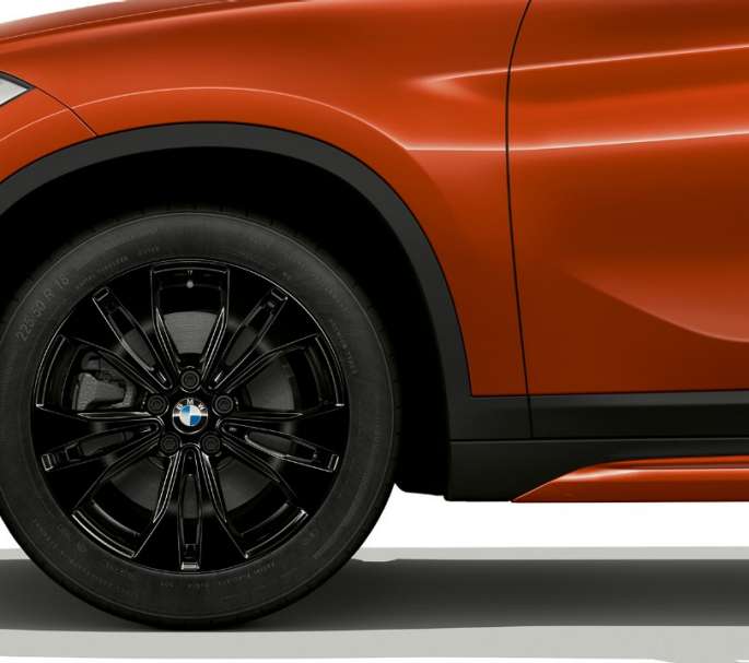 BMW X1, Model Sport Line, light-alloy wheel BMW X1, Model Sport Line, side view with close-up on light-alloy wheel