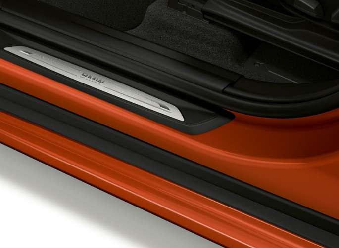 BMW X1, Model Sport Line, door sill BMW X1, Model Sport Line, side view with close-up on door sill