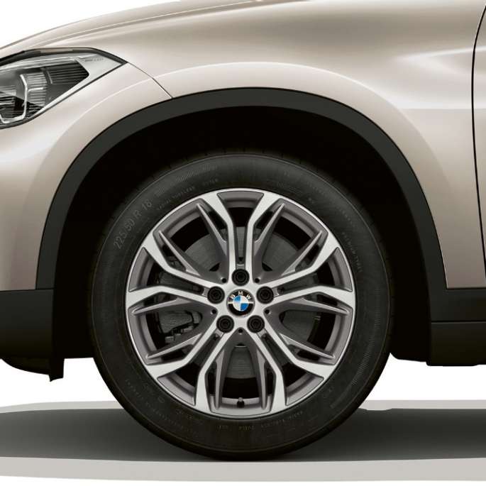 BMW X1, Model Advantage, light-alloy wheel BMW X1, Model Advantage, side view with close-up on light-alloy wheel