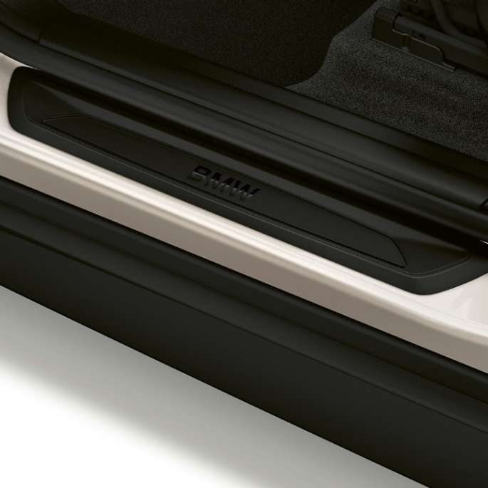 BMW X1, Model Advantage, door sill BMW X1, Model Advantage, side view with close-up on door sill