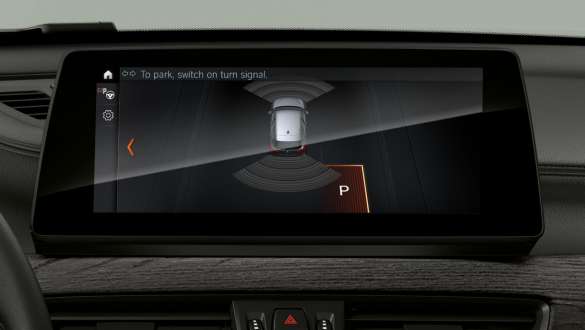 BMW X1, Park Assistant Plus in the displays and controls. BMW X1, interior with focus on the Driving Assistant Plus in the displays and controls.