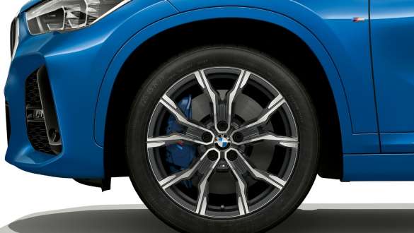 BMW X1, multi-piston brake calliper BMW X1, side view with close-up on 19" rim with M Sport brake