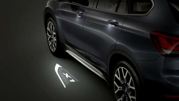 BMW X1, LED projection “X1”. BMW X1, Focus on LED projection “X1”.