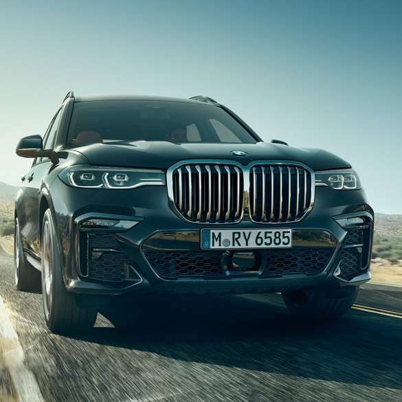 BMW X7 front BMW X7 in Arctic Grey, exterior, front from worm's-eye view, G07 2019