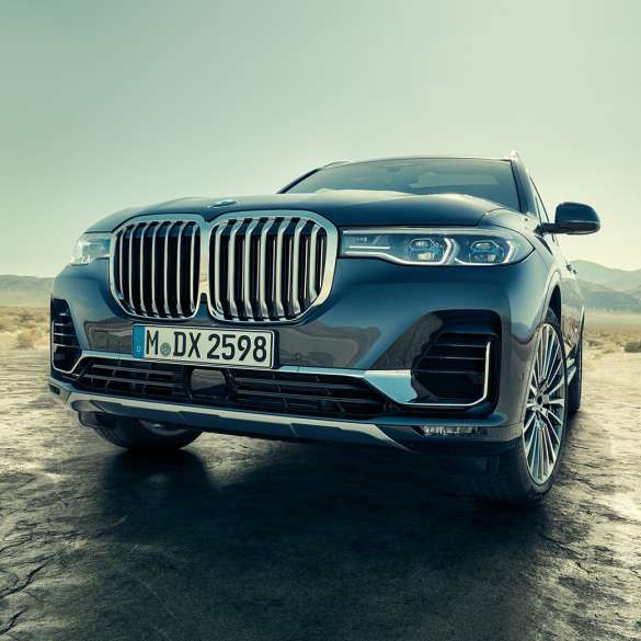 BMW X7 exterior, oblique low-angle-shot BMW X7 exterior: oblique low-angle-shot of the front
