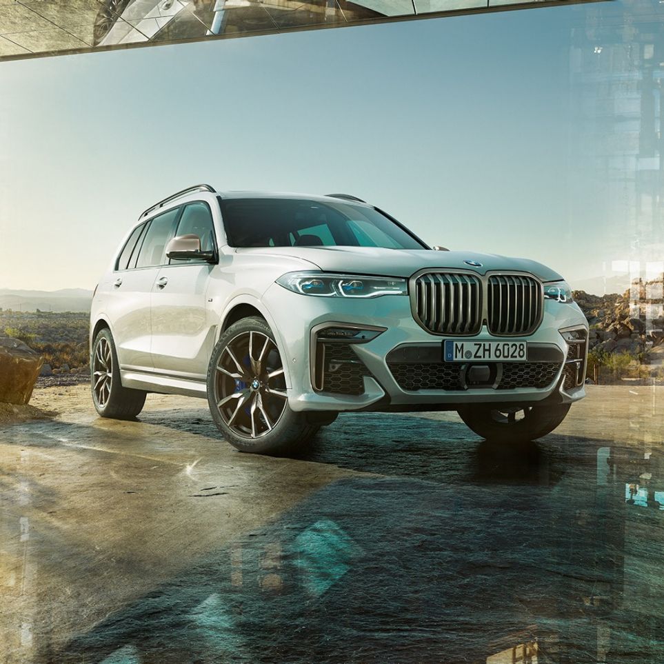 BMW X7 M50d, three-quarter front view BMW X7 M50d: standing, white BMW X7 from the three-quarter front view