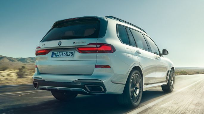 BMW X7 M50d, rear shot BMW X7 M50d: rear shot of the driving, white BMW X7