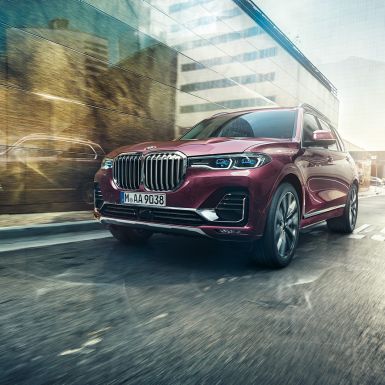 BMW Individual X7 xDrive40i, three-quarter front view Driving BMW X7 in Ametrin metallic from the three-quarter front view