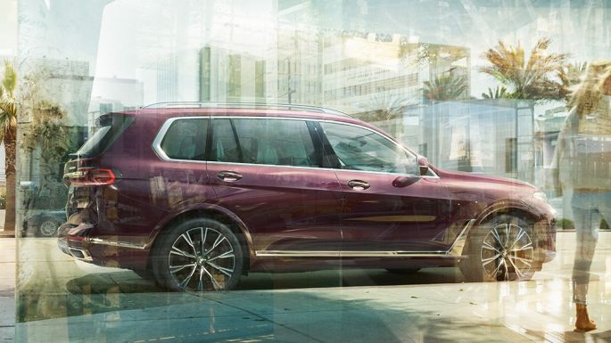 BMW Individual X7 xDrive40i, side view Standing BMW X7 in Ametrin metallic in side view