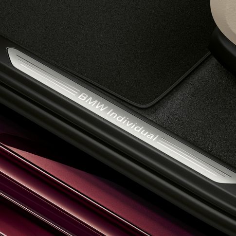 Entry sills with BMW individual lettering Close-up of illuminated entry sills with BMW individual lettering