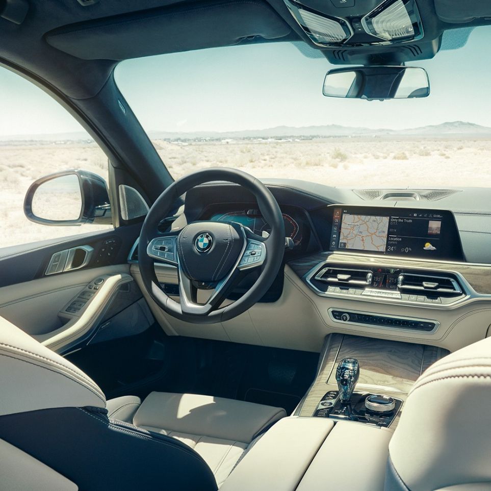 BMW Live Cockpit Professional BMW Live Cockpit Professional: View from the back into the first row of seats with a view of the steering wheel and instrument cluster
