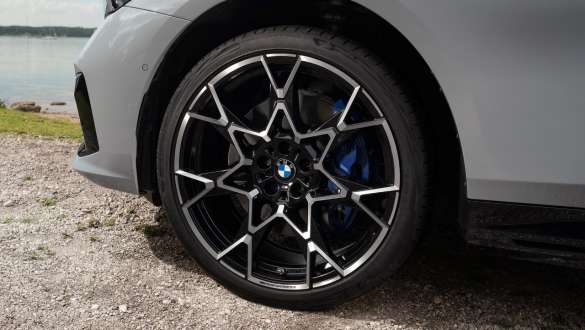 Original BMW summer complete wheel 2024, 21" M Performance light alloy wheel Cross-spoke style 943 M Original BMW summer complete wheel, 21" M Performance light alloy wheel Cross-spoke style 943 M (Jet Black, gloss-milled), mounted to a BMW i5 Sedan