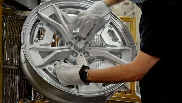 Original BMW wheel after casting (aluminium casting) Original BMW wheel after casting (aluminium casting)