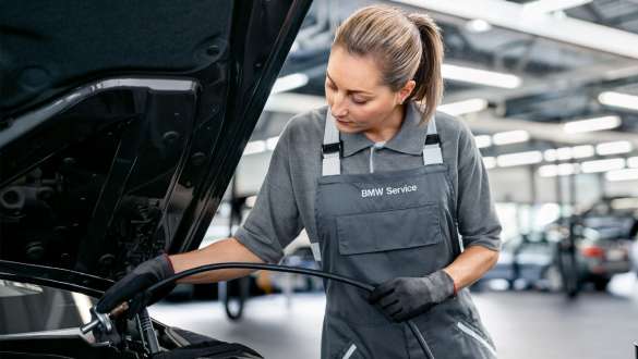 BMW Value Service wear and tear BMW Value Service workshop employee works on the vehicle