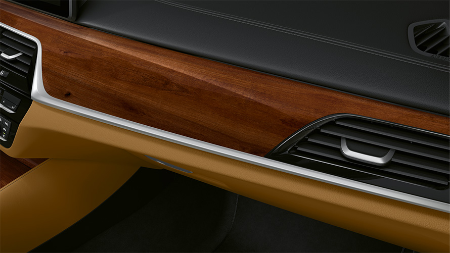 BMW 5 Series Sedan G30 LCI Facelift 2020 cockpit in detail trim finishers BMW Individual fine-wood trim plum brown high-gloss with highlight trim finisher Pearl Chrome