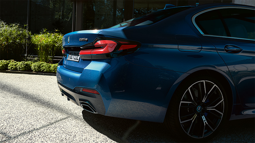 Free-form exhaust pipes BMW 5 Series Sedan G30 Facelift 2020 Phytonic Blue close-up rear