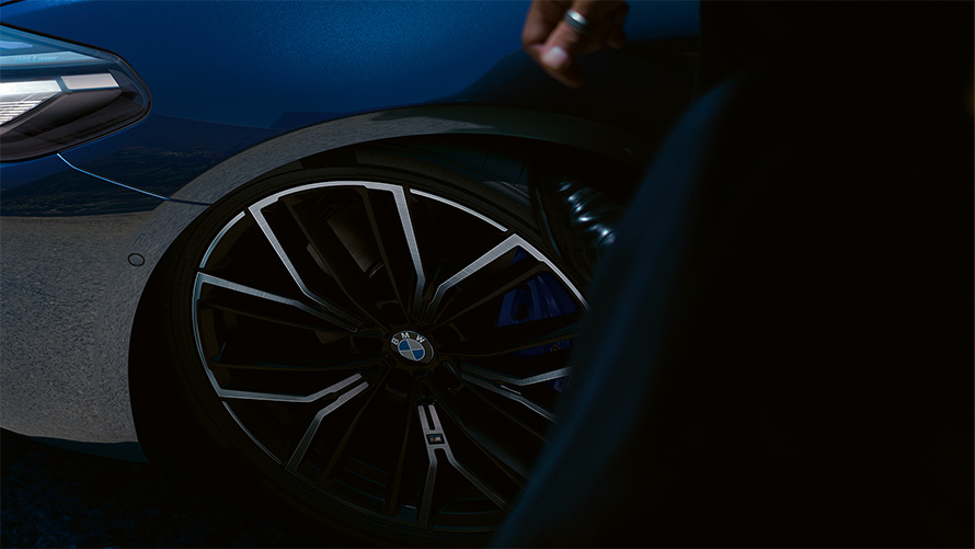 M light alloy wheel Y 846 M BMW 5 Series Sedan G30 Facelift 2020 Phytonic Blue close-up