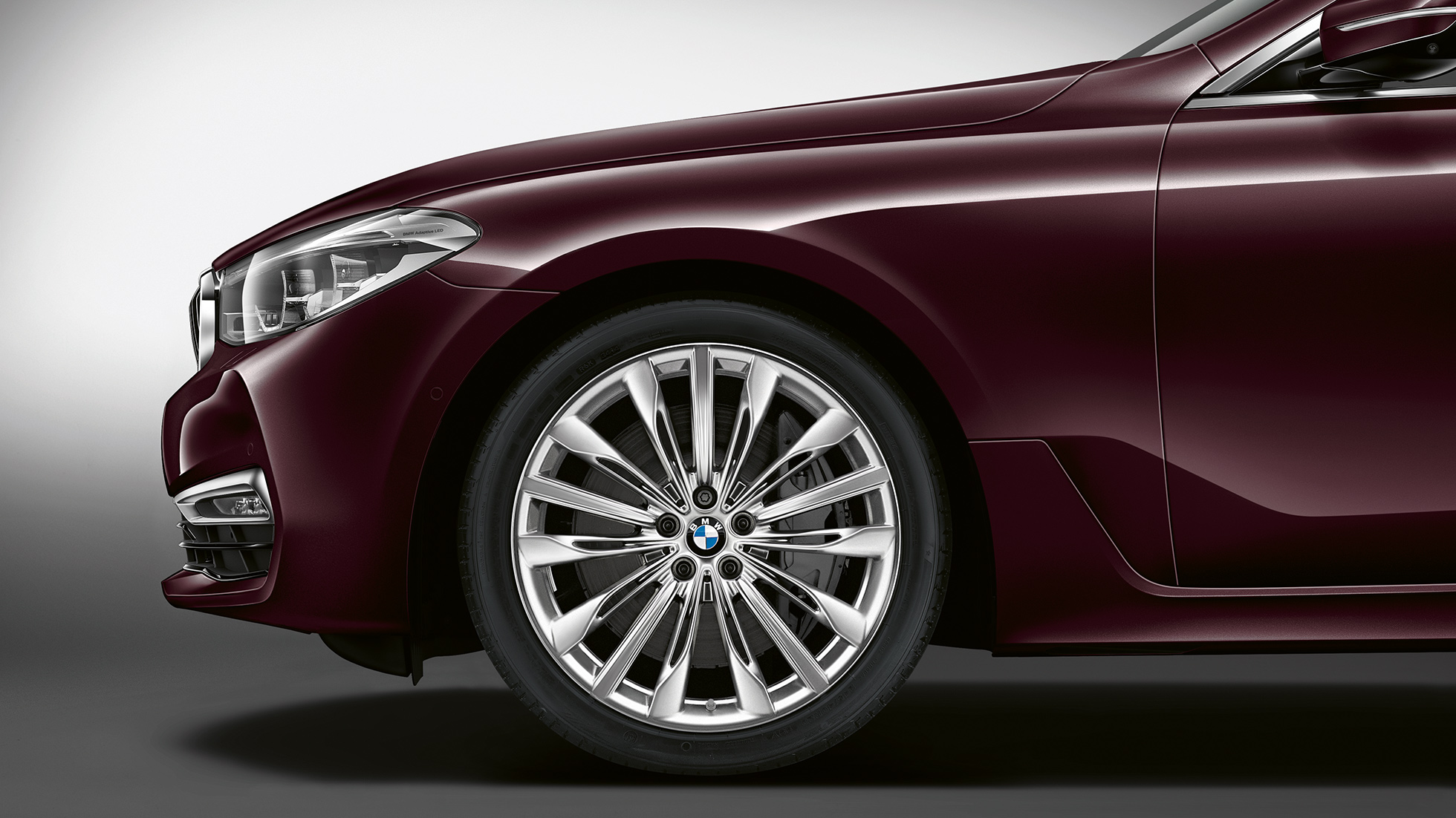 BMW 6 Series Gran Turismo G32 Luxury Line lateral front BMW 6 Series Gran Turismo G32 2017 Luxury Line Royal Burgundy Red view lateral front with light alloy wheel Multi-spoke style 644