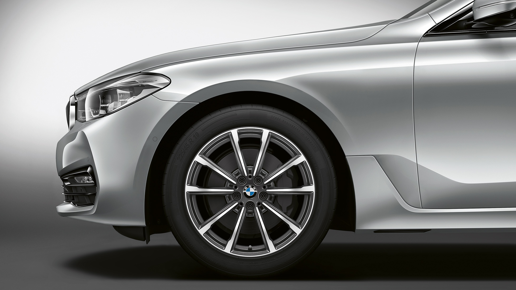 BMW 6 Series Gran Turismo G32 Sport Line lateral front BMW 6 Series Gran Turismo G32 2017 Sport Line Glacier Silver metallic view lateral front with light alloy wheel V-spoke style 685