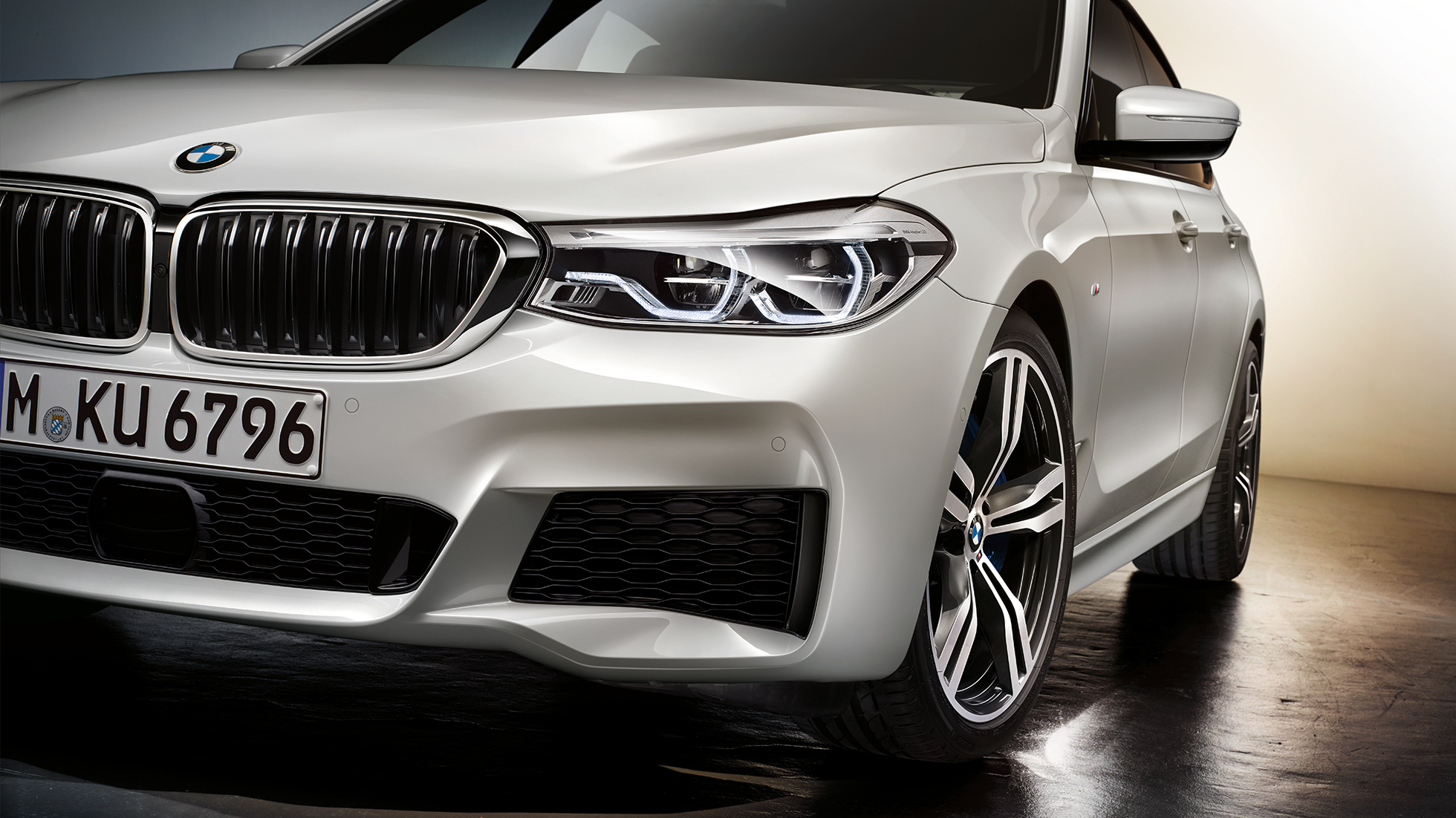 BMW 6 Series Gran Turismo G32 close-up front BMW 6 Series Gran Turismo G32 2017 Mineral White metallic close-up front