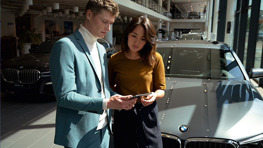 BMW iX3 G08 2021 BMW Service employee greets customer