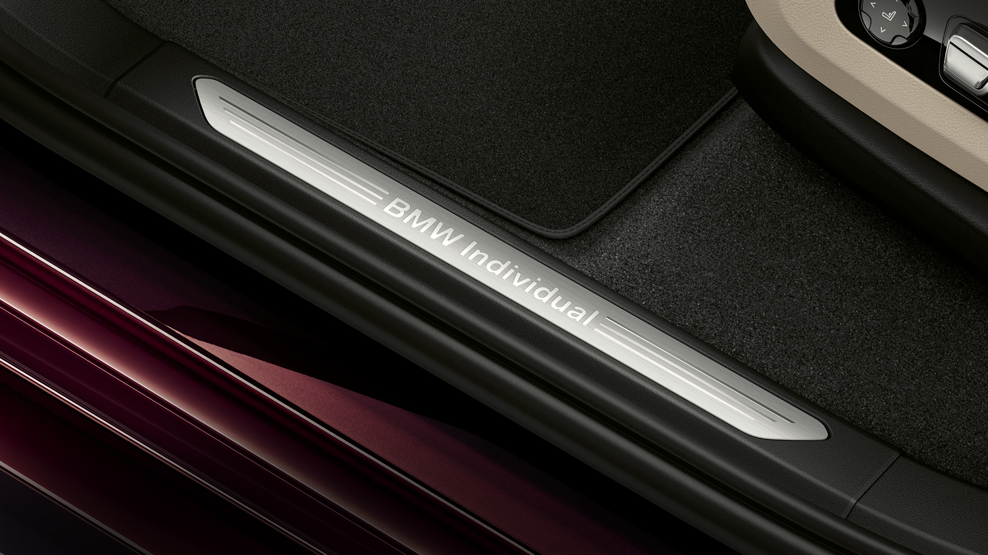 Entry sills with BMW individual lettering Close-up of illuminated entry sills with BMW individual lettering