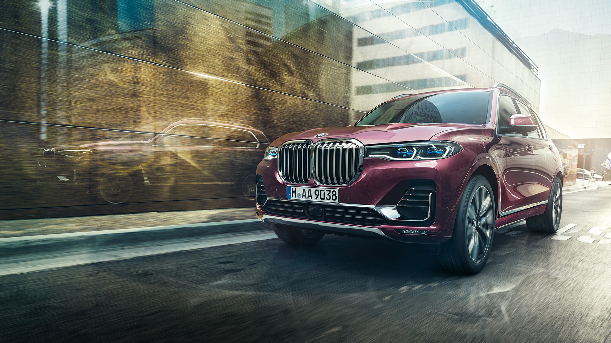 BMW Individual X7 xDrive40i, three-quarter front view Driving BMW X7 in Ametrin metallic from the three-quarter front view