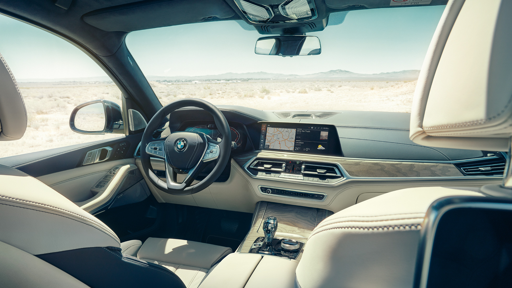 BMW Live Cockpit Professional BMW Live Cockpit Professional: View from the back into the first row of seats with a view of the steering wheel and instrument cluster
