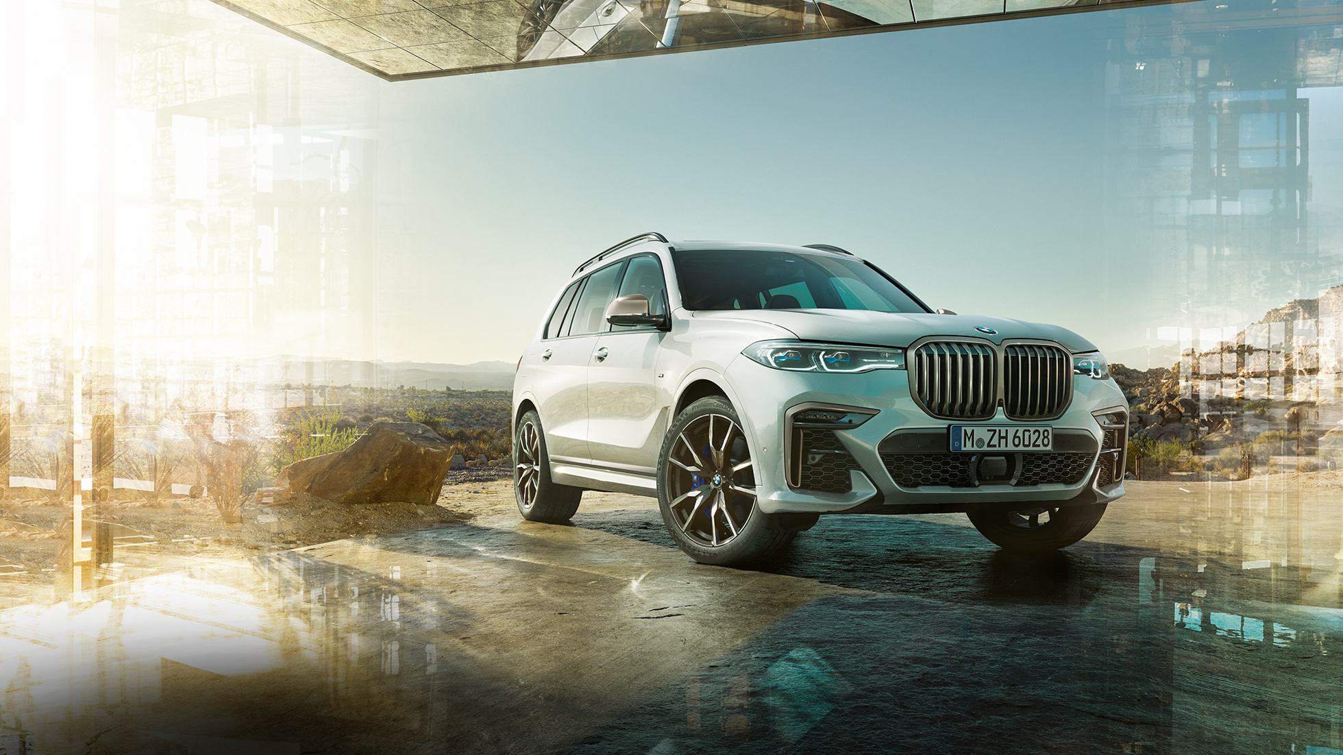 BMW X7 M50d, three-quarter front view BMW X7 M50d: standing, white BMW X7 from the three-quarter front view