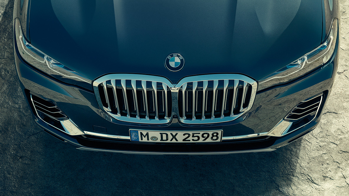 BMW kidney grille of the BMW X7 BMW kidney grille: high-angle shot of BMW X7 front