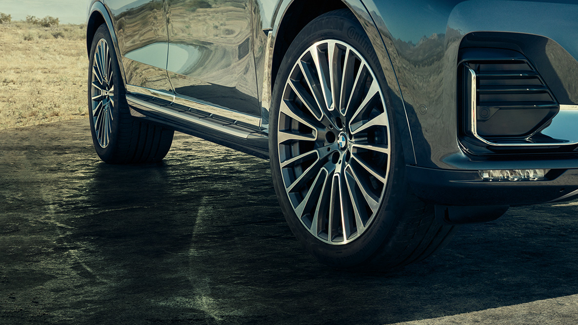 22'' light alloy wheels 22'' light alloy wheels: three-quarter front view of the BMW X7 with focus on the wheels