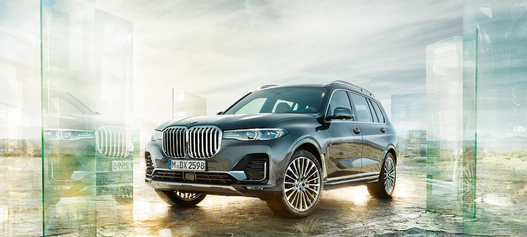 BMW X7 in the three-quarter front view in front of the desert background BMW X7, three-quarter front view