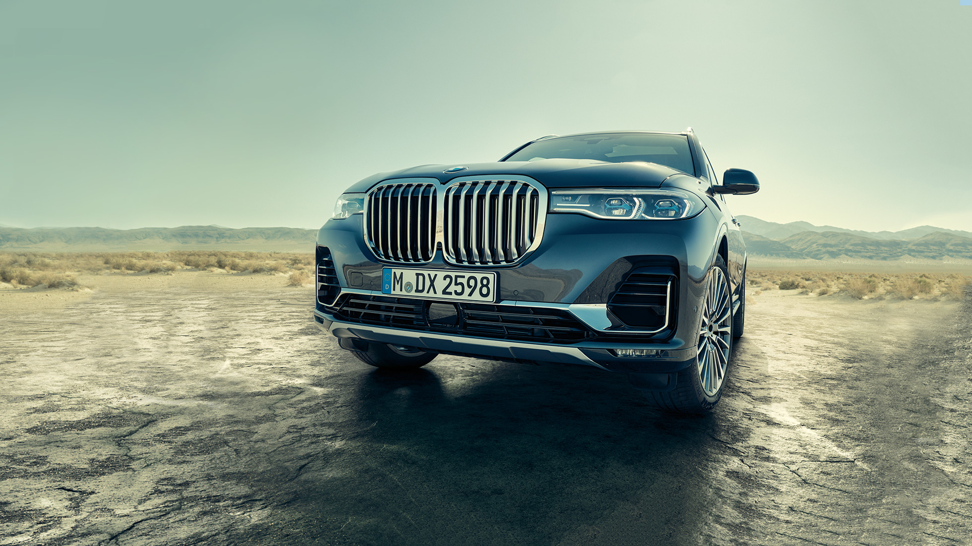 BMW X7 exterior, oblique low-angle-shot BMW X7 exterior: oblique low-angle-shot of the front