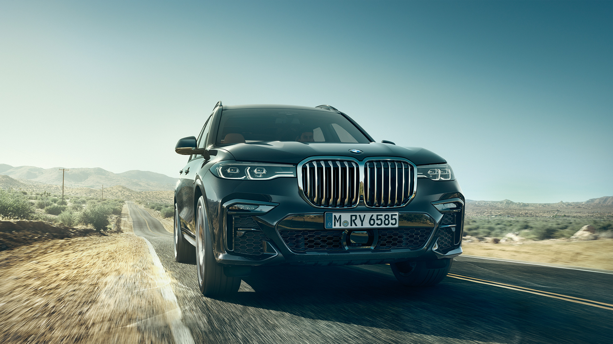 BMW X7 front BMW X7 in Arctic Grey, exterior, front from worm's-eye view, G07 2019