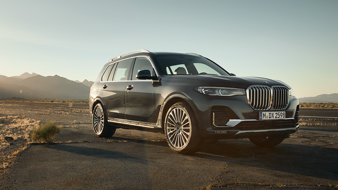 Executive Drive Pro Executive Drive Pro: BMW X7 driving in three-quarter front view