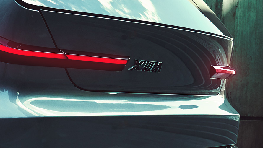 BMW Concept XM (G09) Three-quarter rear view standing close-up XM Logo 