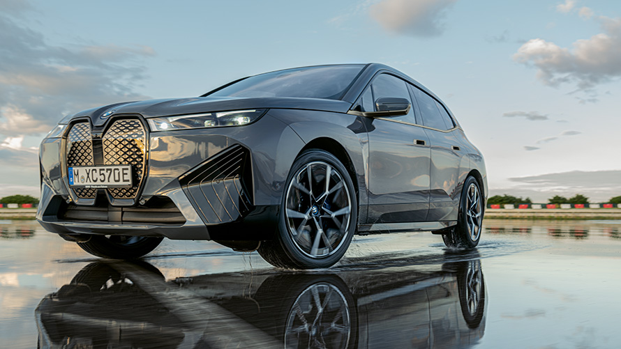 BMW wheels, Three-quarter front view of the BMW iX (i20) on wet street