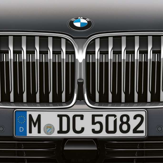 BMW 7 Series Sedan with Exterior Design Pure Excellence: Close-up of the BMW kidney grille